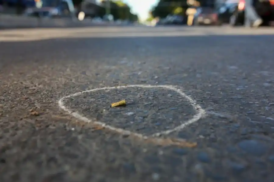 UNA PRUEBA. En el pavimento de Alem y San Lorenzo quedaron las huellas de los disparos.