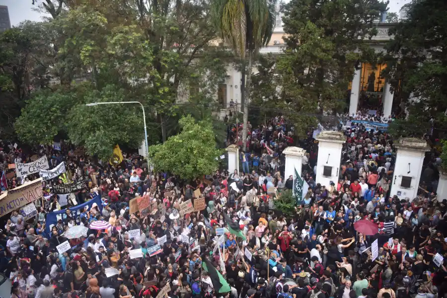 Bajo la lluvia, los tucumanos salen a defender la universidad pública