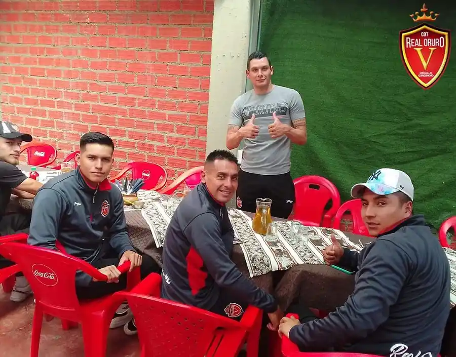 FELICIDAD. El volante nacido en Las Talitas disfruta junto a sus compañeros de equipo.