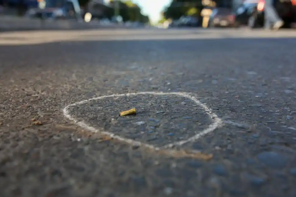 UNA PRUEBA. En el pavimento de Alem y San Lorenzo quedaron las huellas de los disparos.