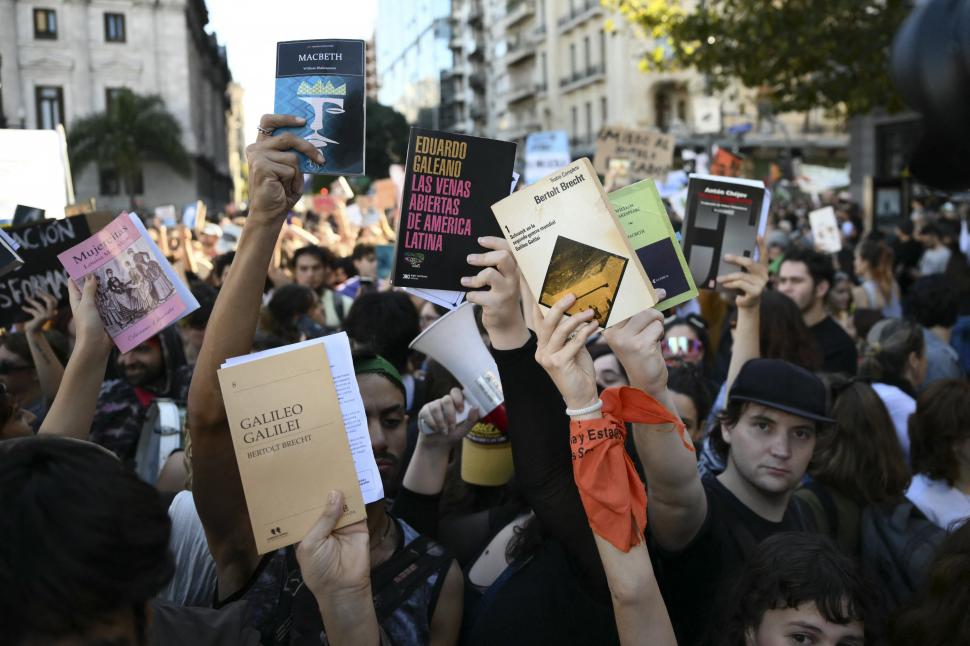 PROTESTA INNOVADORA. Llevaron libros para defender la cultura.