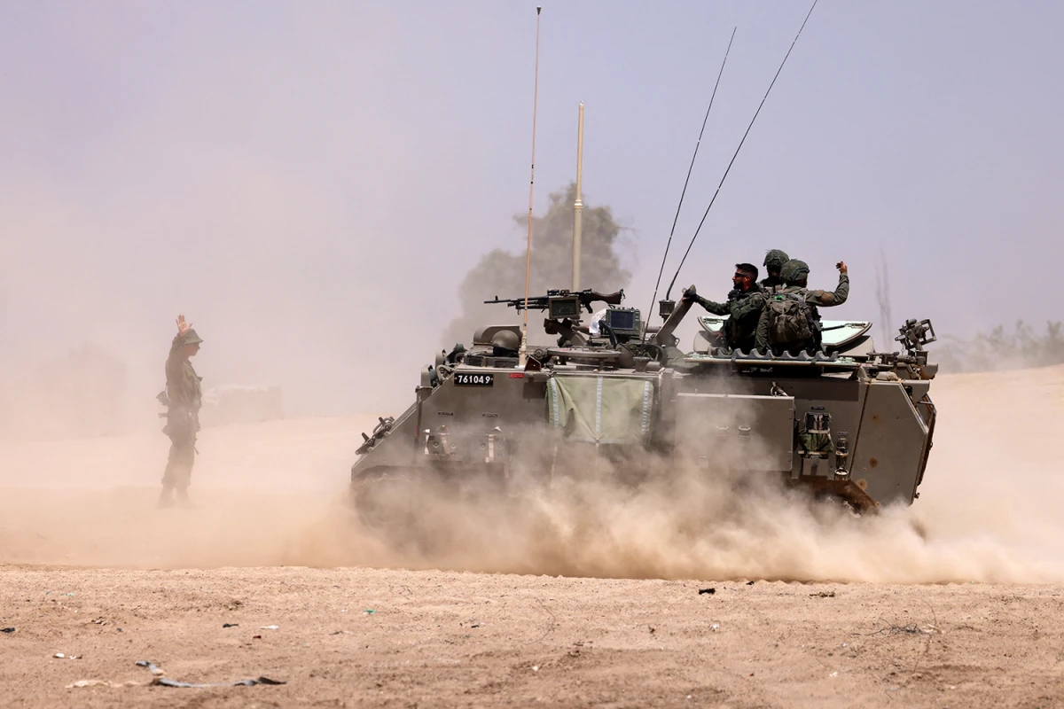 BLINDADOS. En la frontera con el territorio palestino de Gaza, vehículos militares israelíes realizan maniobras. 