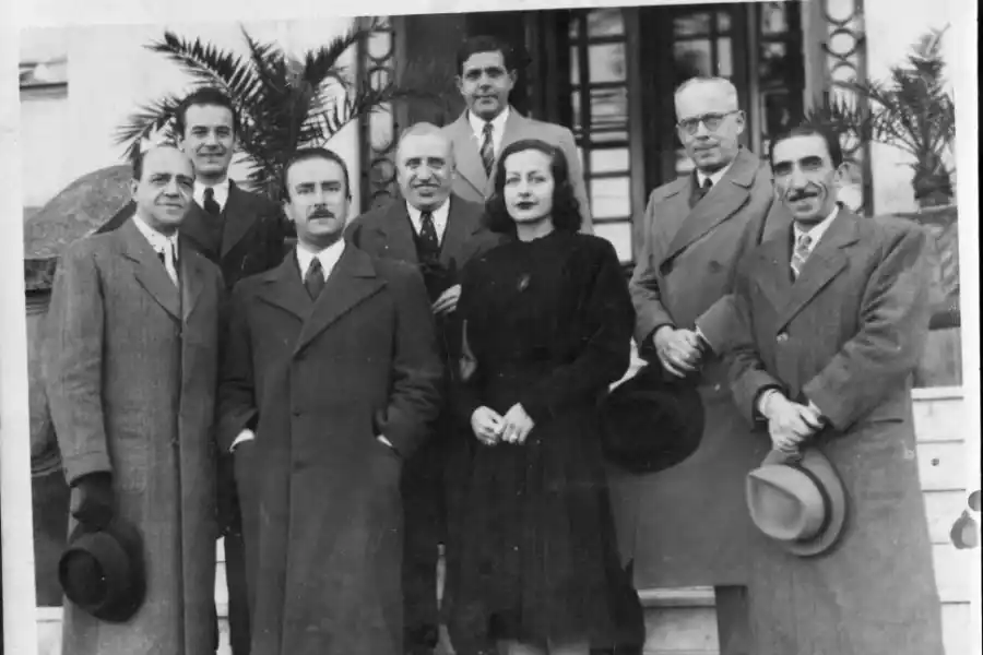 DESPEDIDA. El maestro chileno, junto a su esposa, saluda a los tucumanos en las escalinatas del hotel Savoy
