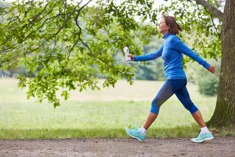 La caminata es un ejercicio que tiene múltiples beneficios para la salud