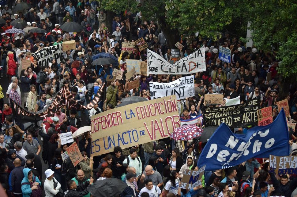 MASIVA CONVOCATORIA. La marcha en defensa de la educación pública y del sistema universitario argentino ocupaba varias cuadras del trayecto que va del Rectorado a plaza Independencia. 