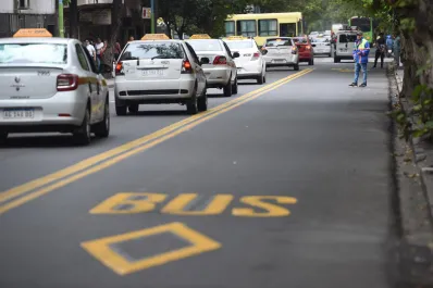 Carriles exclusivos para ómnibus: seis pautas clave para choferes y usuarios de taxis