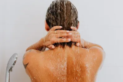 ¿Qué pasa si orinamos en la ducha?