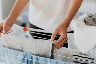 Tendido arcoíris: el truco japonés para secar la ropa dentro de la casa y sin olor a humedad