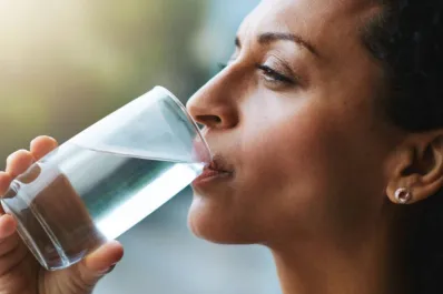 ¿Es recomendable tomar agua antes de cenar?