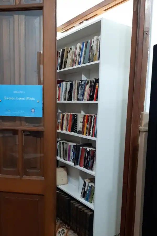 COLECCIÓN. La biblioteca Ramón Leoni Pinto, del ISES.