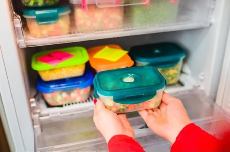 Los recipientes de plásticos son prácticos pero también riesgosos para las comidas