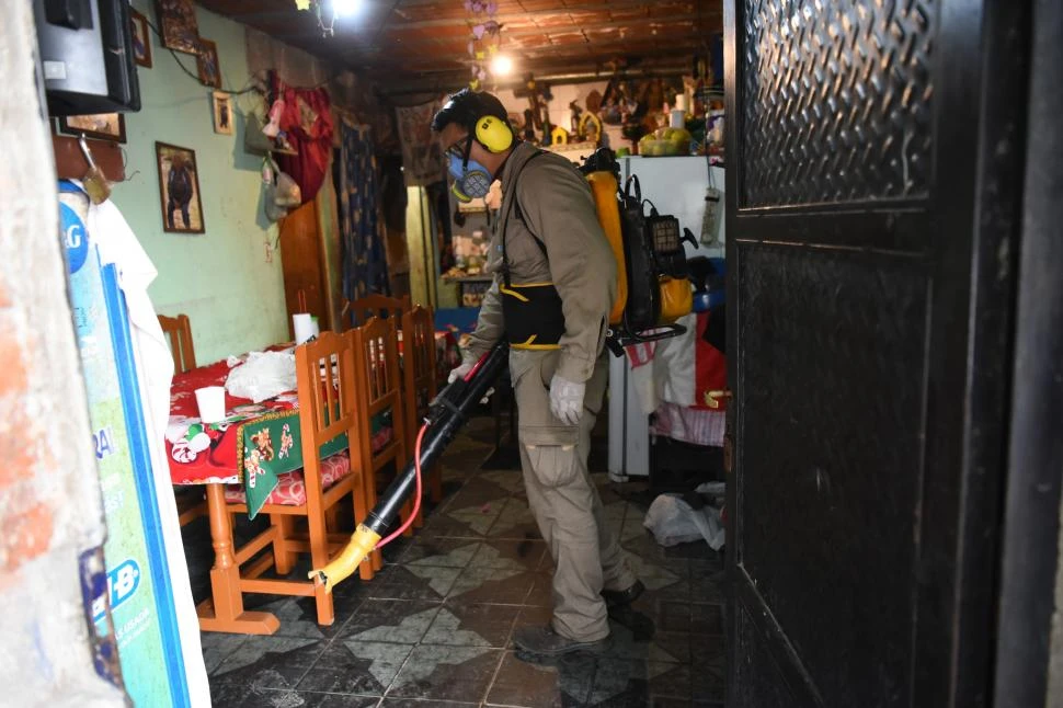 TRABAJO DE PREVENCIÓN. Un agente sanitario fumiga el interior de una vivienda para combatir los mosquitos. 