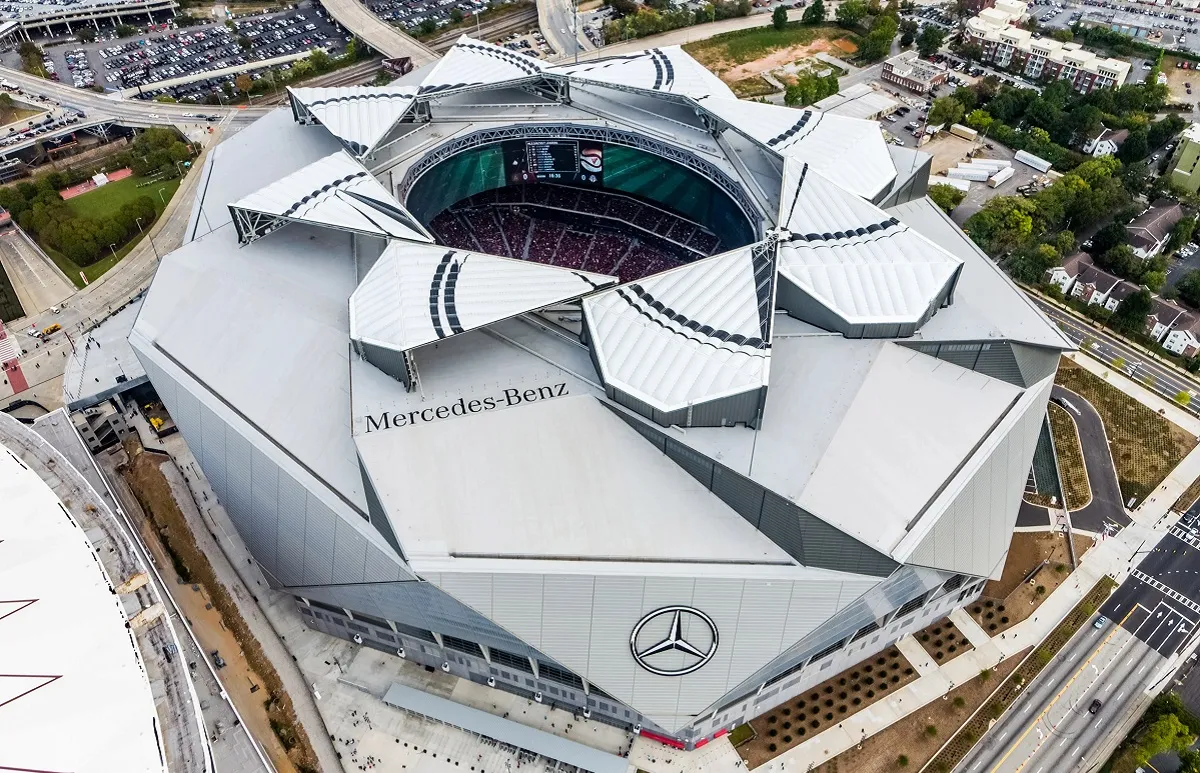 DE OTRO NIVEL. El Mercedes Benz-Arena posee un techo rétractil que se cierra en apenas 10 minutos. 