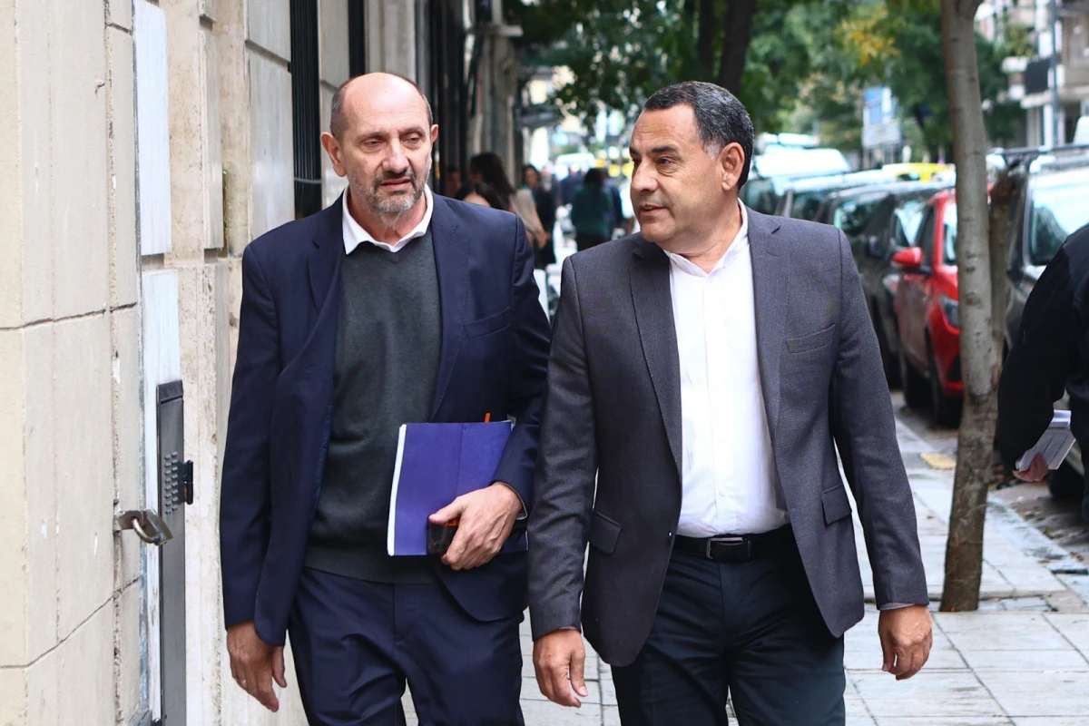 Regino Amado (derecha) ingresa al edificio judicial, en Capital Federal. MATIAS BAGLIETTO – ESPECIAL PARA LA GACETA