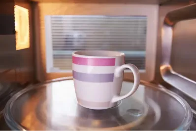 ¿Por qué es peligroso calentar el agua en un microondas?