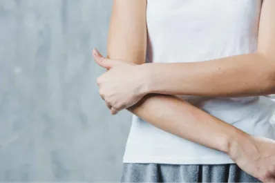 ¿Cómo limpiar y aclarar los codos?: conocé estos cuatro trucos caseros y muy fáciles