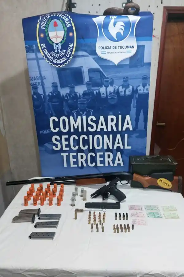LOS SECUESTROS. Las armas y municiones secuestradas durante un allanamiento.