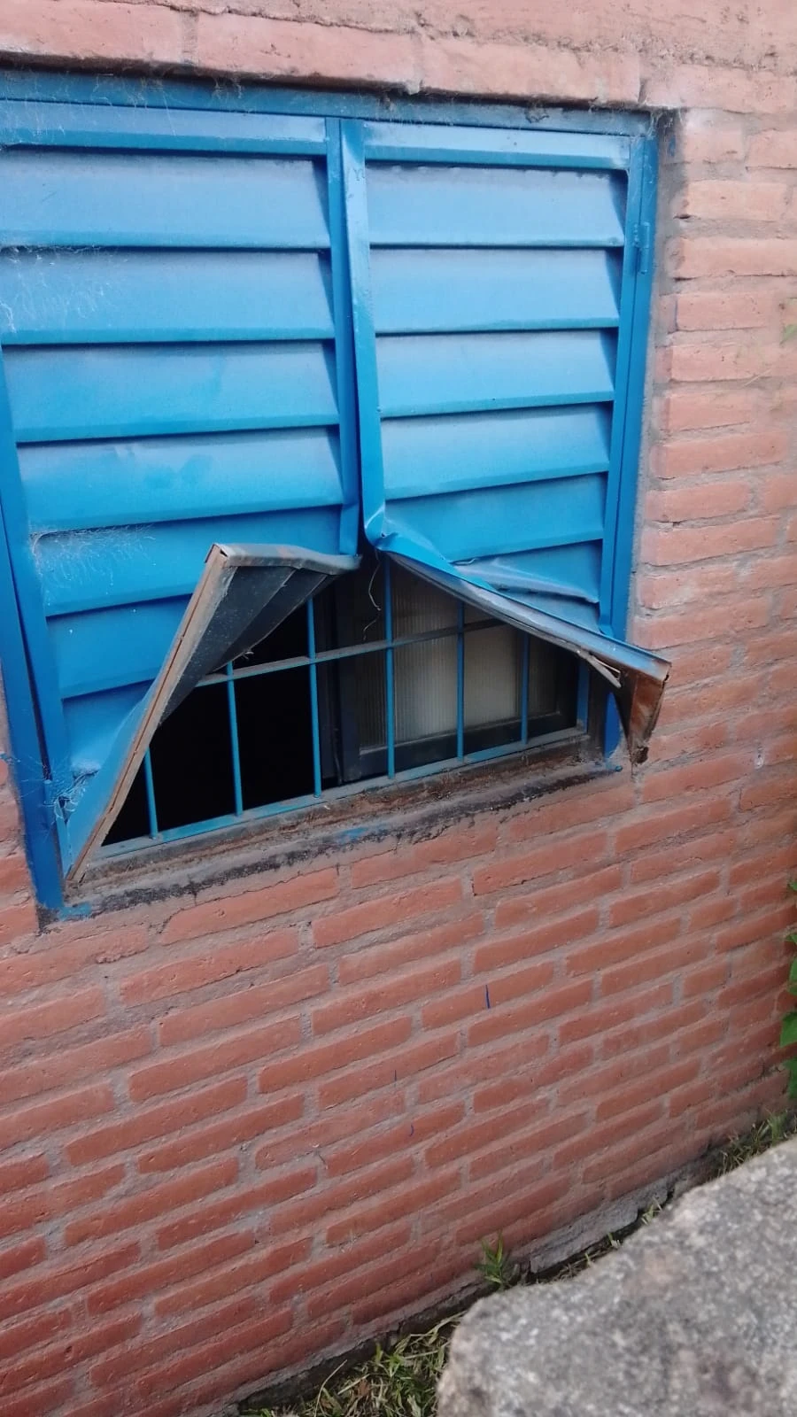DAÑOS. Una de las ventanas que rompieron los ladrones, la reja interior evitó que pasaran a la casa.