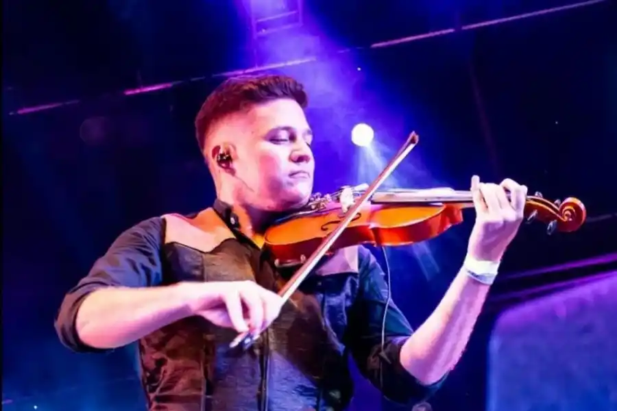 VICENTE MORA. El violinista actuará hoy para presentar sus canciones.