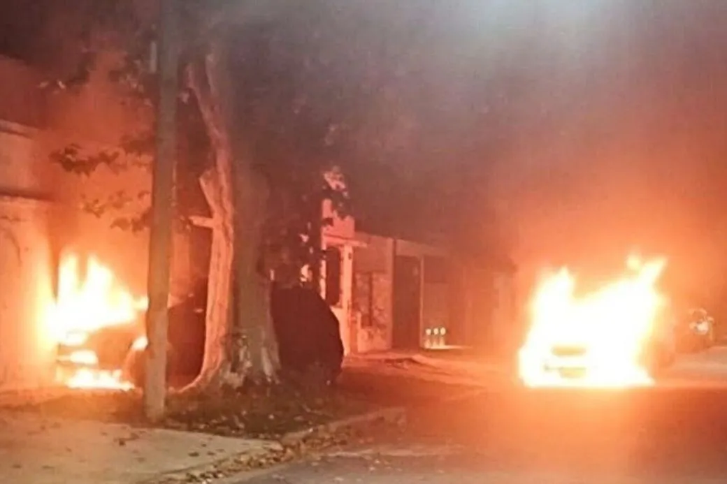 Violencia en Rosario: incendian 13 autos y amenazan a Patricia Bullrich y Maximiliano Pullaro