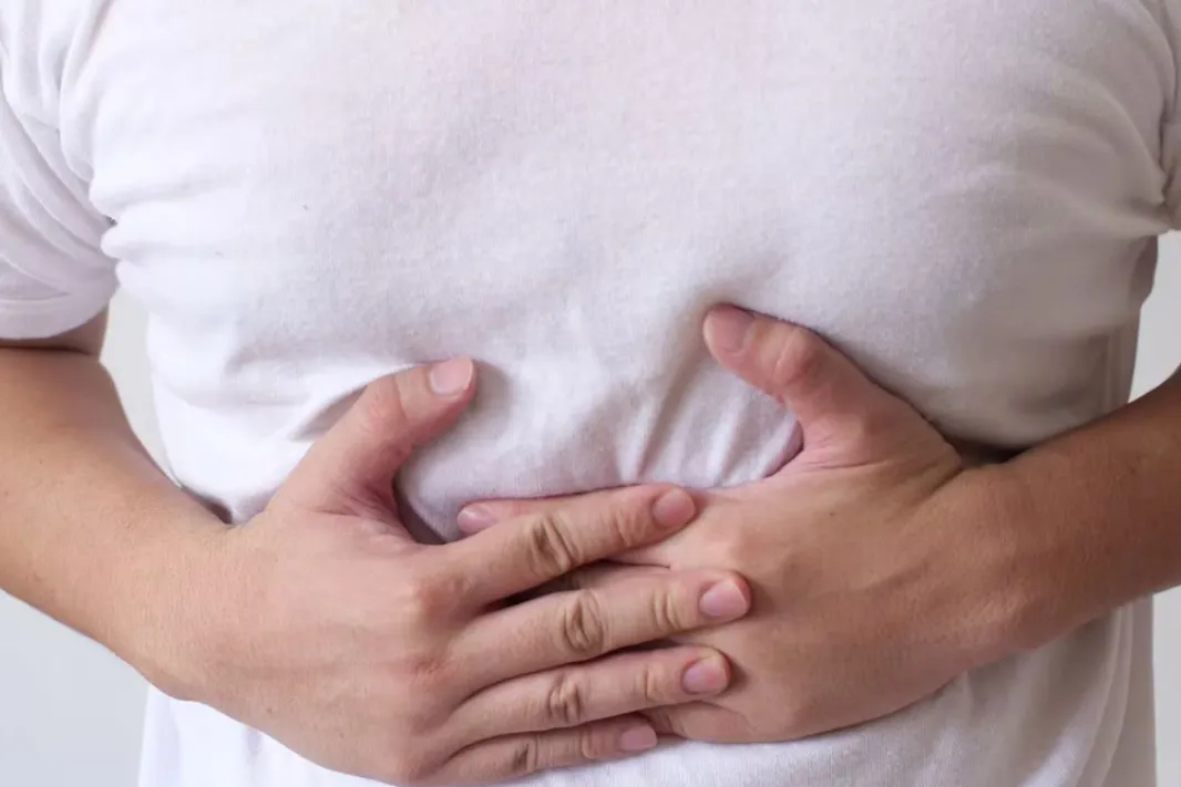 ¿Cómo aliviar el malestar del estómago inflamado?