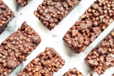 Bocaditos de chocolate sin harina y sin azúcar para complacer los antojos de los días fríos