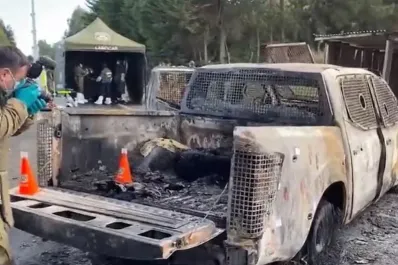 Asesinaron a tres carabineros en Chile y quemaron un patrullero con ellos adentro