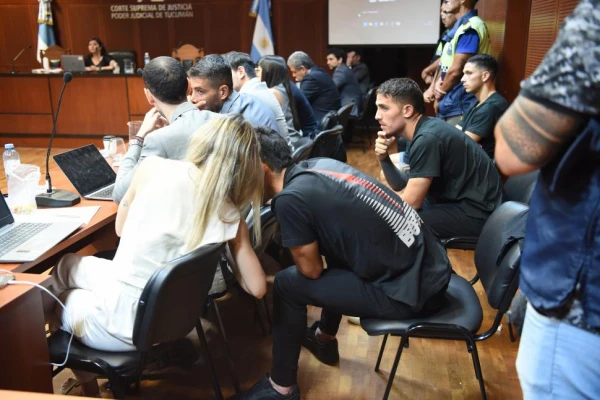 Futbolistas de Vélez: sigue la polémica por la entrega del celular de la víctima de abuso
