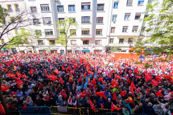 Incertidumbre en España: los socialistas se movilizaron para pedirle a Pedro Sánchez que no renuncie a la presidencia