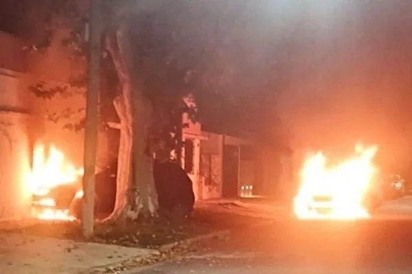 Violencia en Rosario: incendian 13 autos y amenazan a Patricia Bullrich y a Maximiliano Pullaro