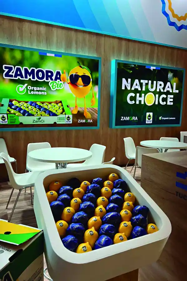  Izquierda: Los limones orgánicos de Zamora Citrus.