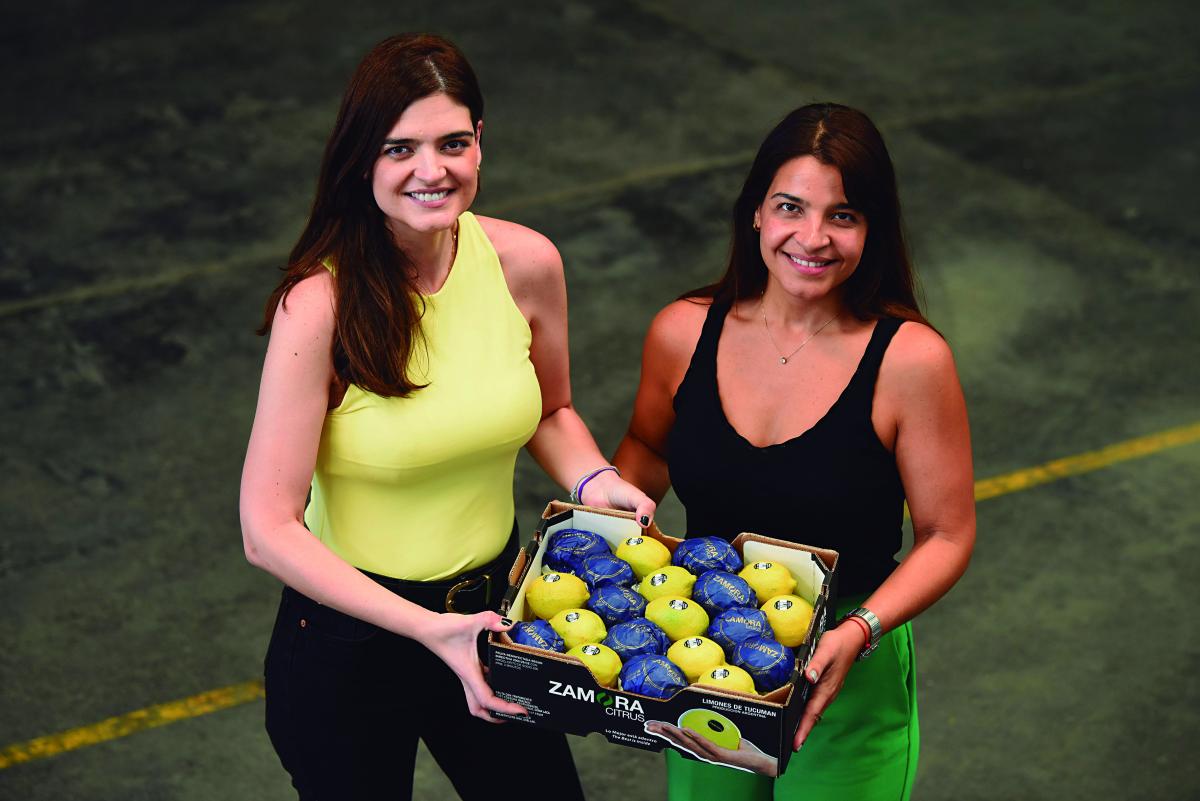 Arriba: Florencia y Luciana Zamora, con la fruta fresca y empaquetada.
