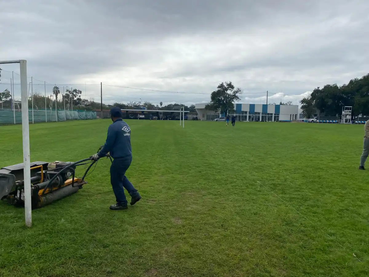 MEJORAS. El campo de la cancha principal del complejo fue resembrada y no se la podrá utilizar por algunos días.