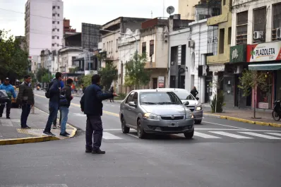 En Santiago y esquina Muñecas, un empleado municipal indica que no se puede girar a la derecha