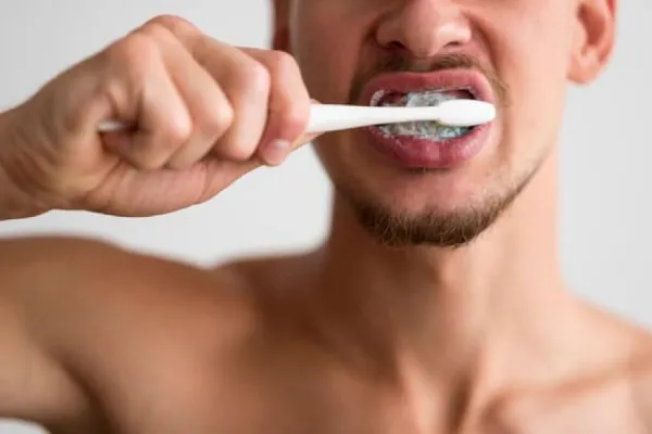 ¿Cuánto tiempo debe durar el cepillado de los dientes para prevenir enfermedades bucales?