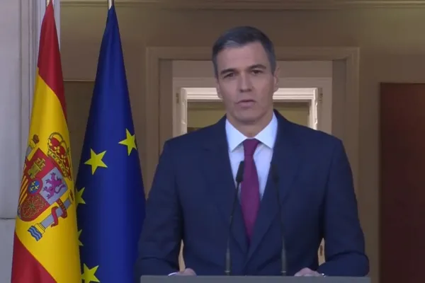 Pese a las especulaciones, Pedro Sánchez confirmó que seguirá al frente del Gobierno español