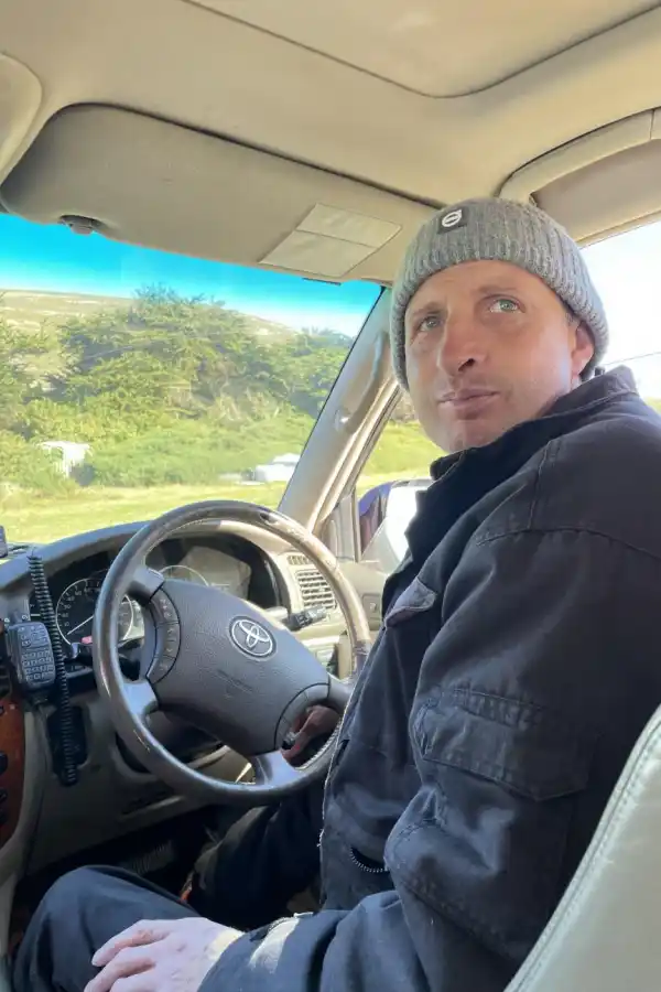 DEREK GOODWIN. Administrador del único hospedaje de la isla.