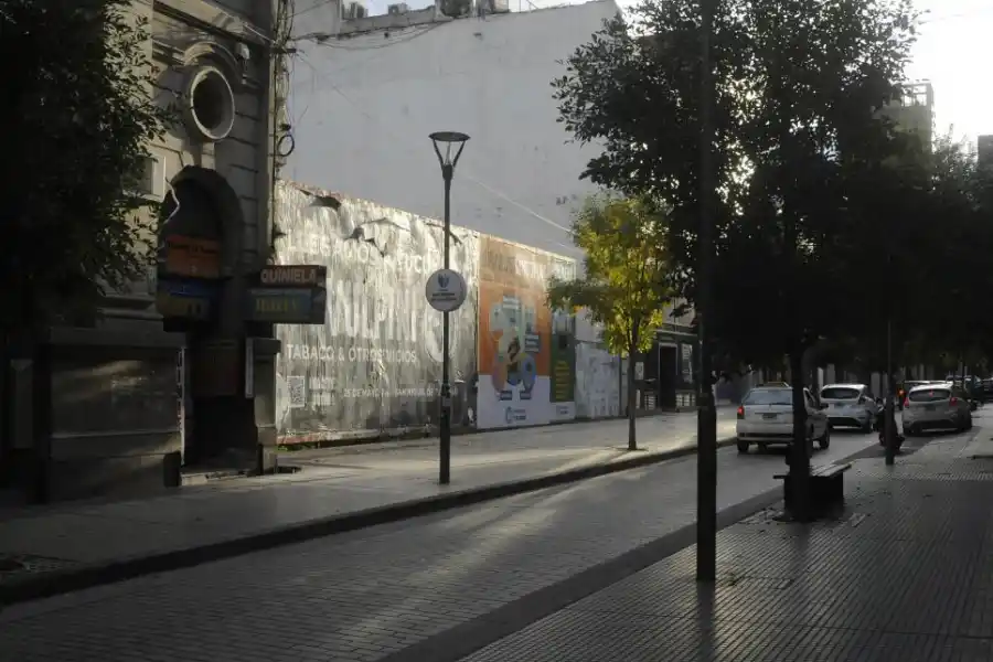 ESPERANDO QUE SE CAIGA. El local del ex Banco Francés en plena decadencia, en la esquina de Maipú y San Martín.