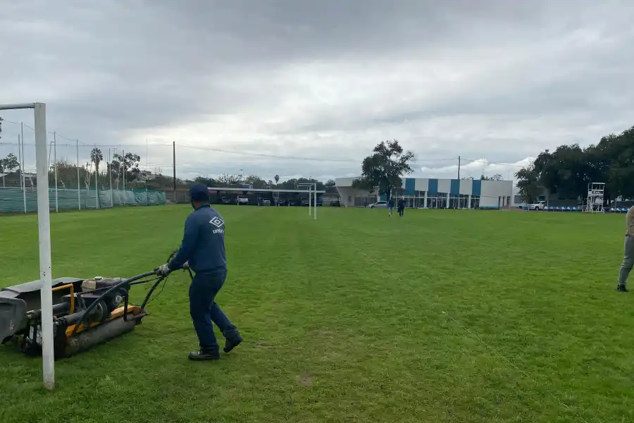 MEJORAS. El campo de la cancha principal del complejo fue resembrada y no se la podrá utilizar por algunos días.
