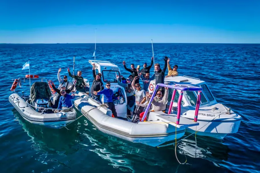 Parte del equipo que trabaja en el estudio y seguimiento de las ballenas sei