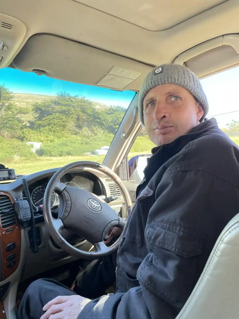 DEREK GOODWIN. Administrador del único hospedaje de la isla.