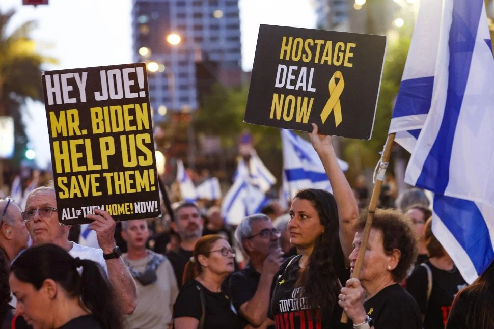 RECLAMO. Una marcha en Tel Aviv exige un acuerdo para los rehenes. AFP