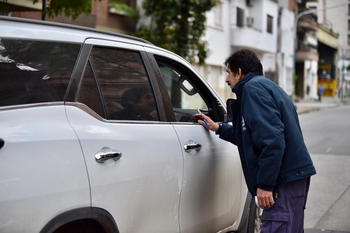 En Santiago y esquina Muñecas, un empleado municipal indica que no se puede girar a la derecha