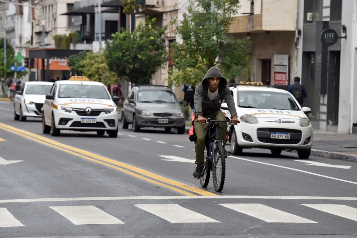 EN RIESGO. Un ciclista circula por calle Santiago respetando el carril exclusivo, por el medio de la calle. LA GACETA/ Inés Quinteros Orio