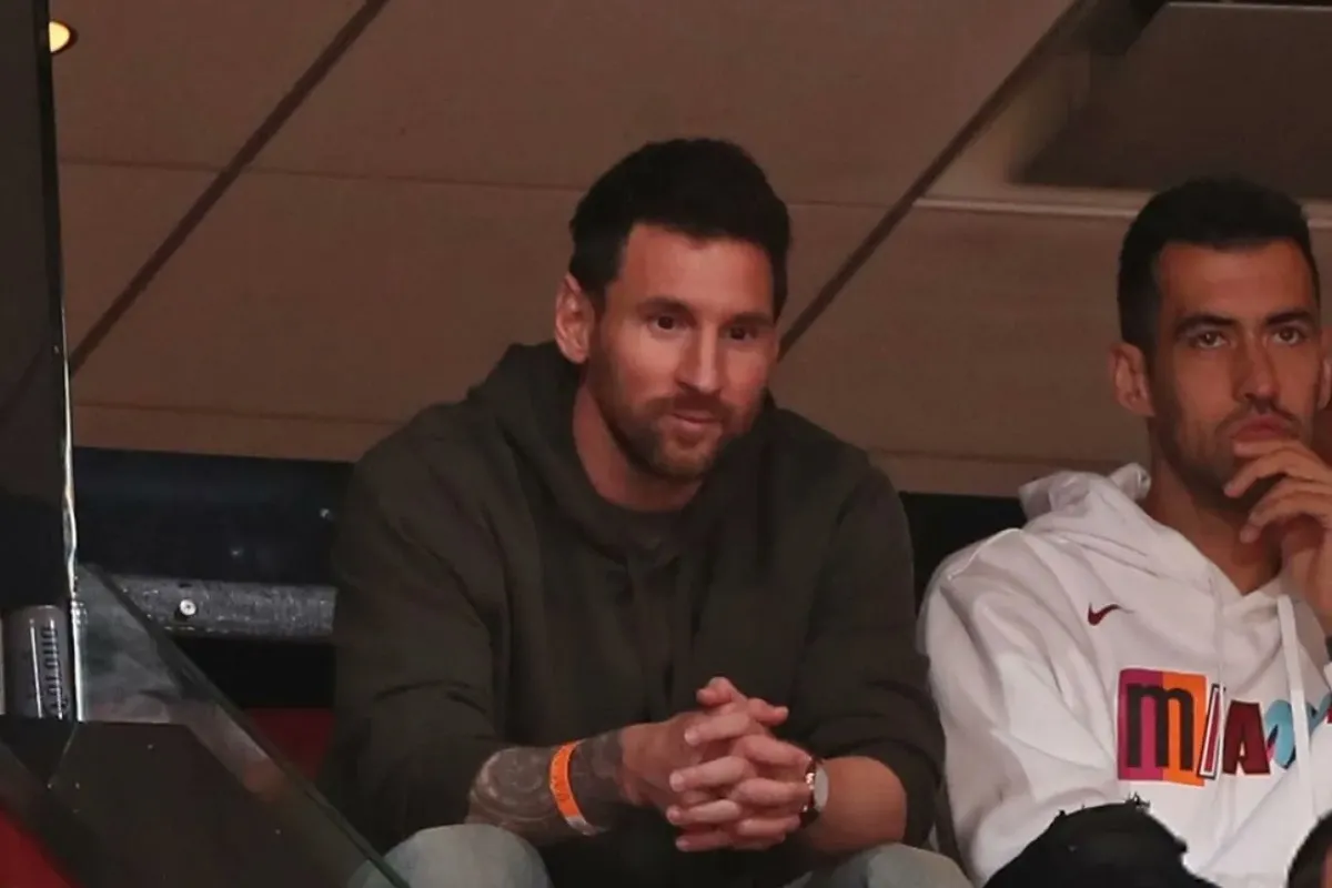 PRESENCIA ESTELAR. Lionel Messi disfrutó junto a sus compañeros de un partido de la NBA. 