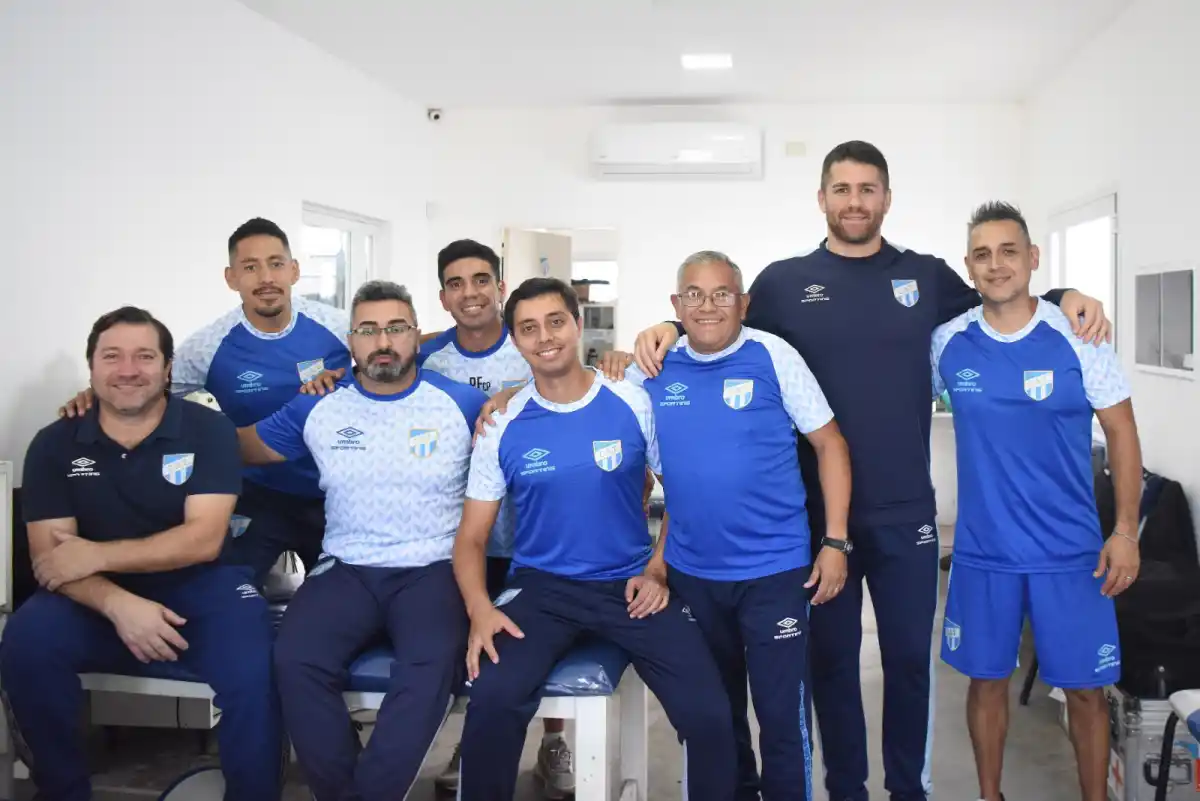 HAY EQUIPO. Kinesiologos, masajistas, empleados y el nutricionista posan para la foto grupal. Foto: LA GACETA / Analía Jaramillo.