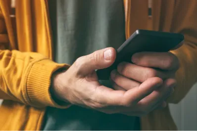 Cuál es la forma correcta de agarrar el celular para evitar artritis a largo plazo