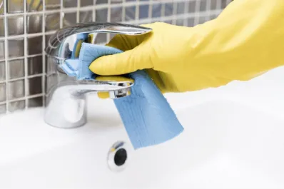 Truco casero con velas usadas para quitar el sarro de las griferías