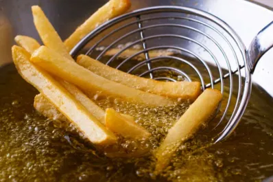 Recalentar el aceite: en qué momentos podemos reutilizarlo y en qué otros es mejor desecharlo