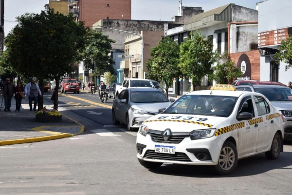 Carriles exclusivos: la Municipalidad habilitó el giro a la derecha de calle Santiago a Junín